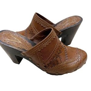 Vince Camuto Light Brown Leather Slide On Mules Tooled, Laser Cut, Studs Sz 7.5